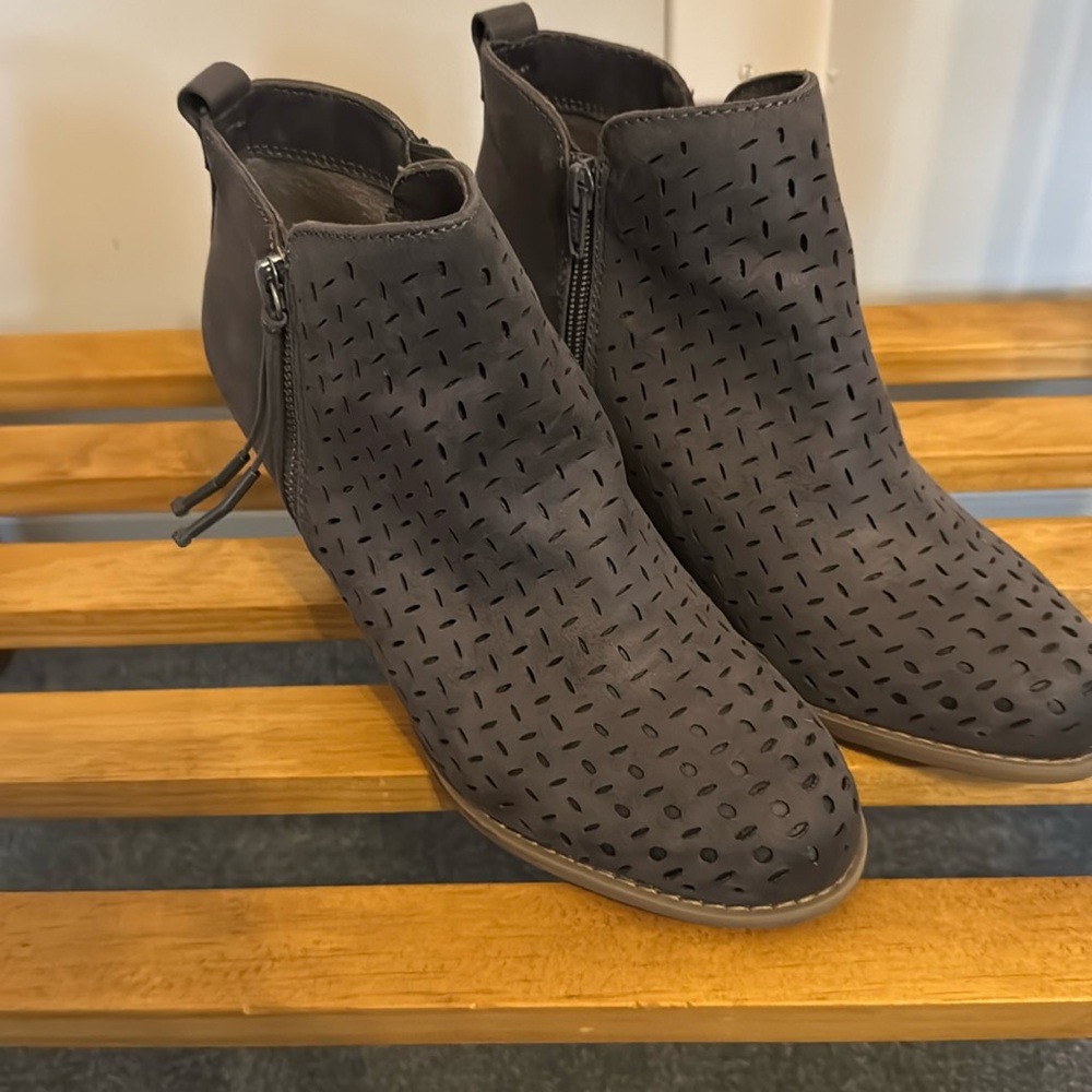 Report Gray Size 9 Shoes!